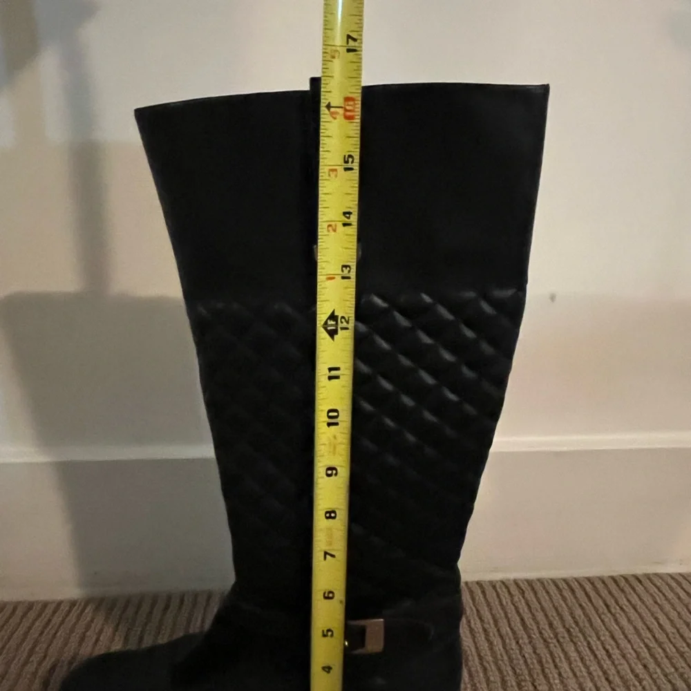 Adrienne Vittadini quilted boots size 8.5 in black